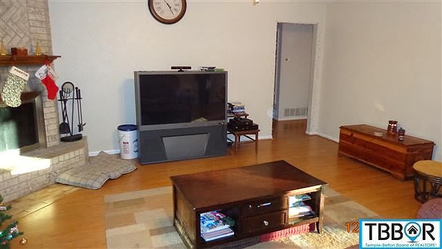 1st image of 9002 Oak Hills Dr