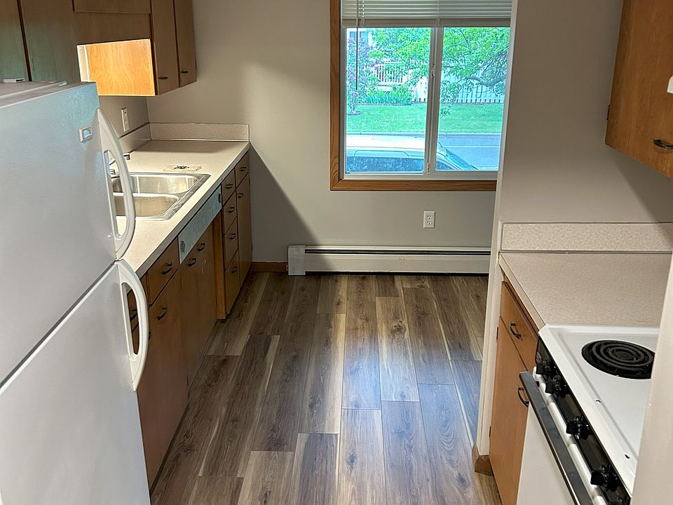 Kitchen and Dining area overlooking Lawler Avenue.