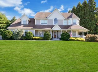 17 Pleasant View Ct, Hauppauge, NY 11788