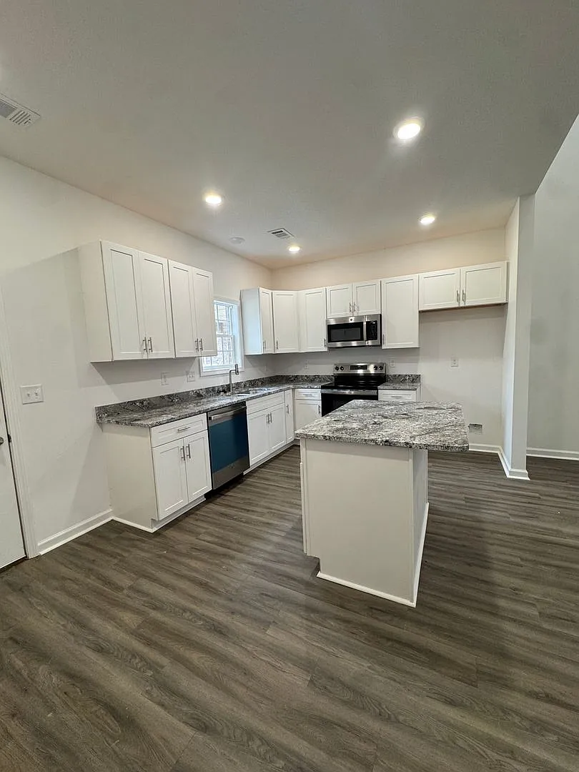 Brand New 3 Bed / 2 Bath Available Now! — Photo 4