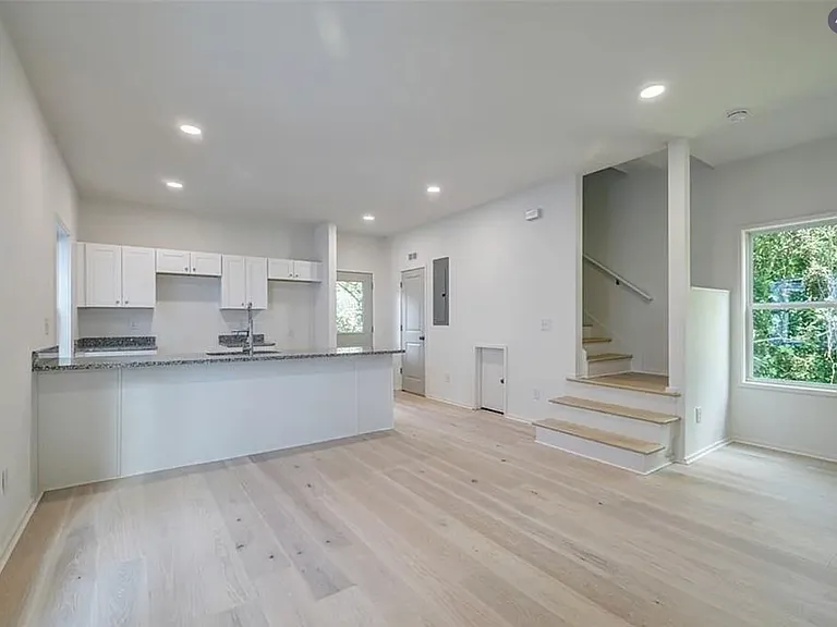 813 Smith St SW #B — Photo 5