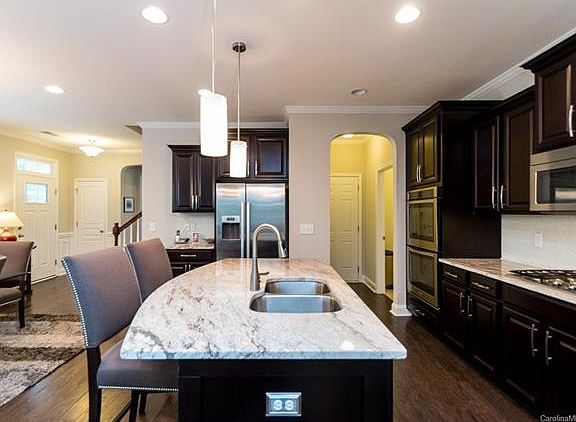 3rd image of 4628 Blackmuir Wood Cres