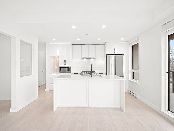 4th image of 3038 Saint George St #405