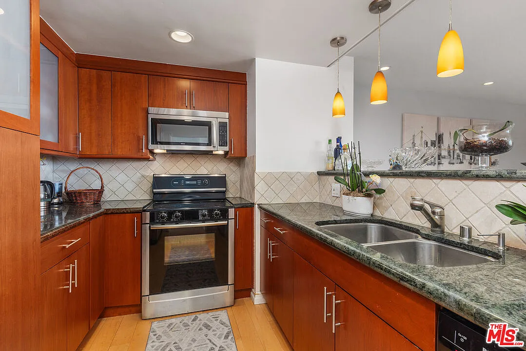 1 bed, 1.0 bath, 815 sqft, $3,600 — Photo 2