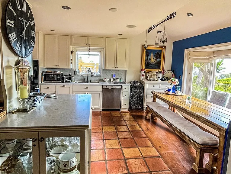 30722 Marilyn Dr — Photo 8
