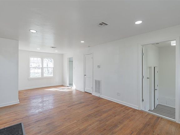 5th image of 214 E Myrtle Ln