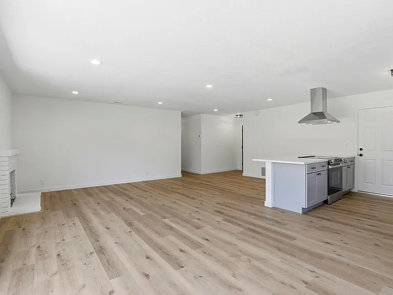 635 Glenview Ct — Photo 4