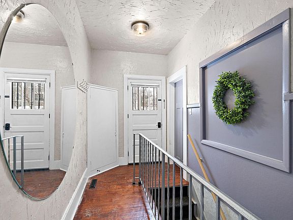 3rd image of 521 Willard St W