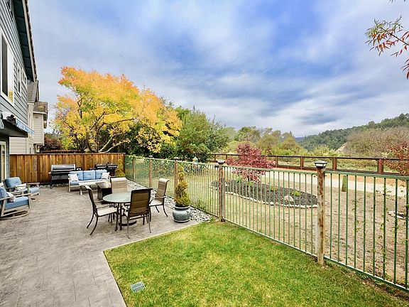 5th image of 817 Coast Range Dr