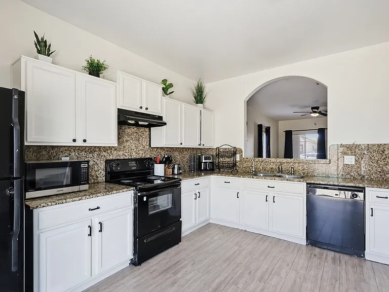 1008 W Saint Charles Ave — Photo 14