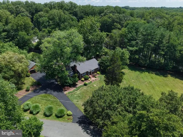 6251 Woodfair Dr, Fairfax Station, VA 22039
