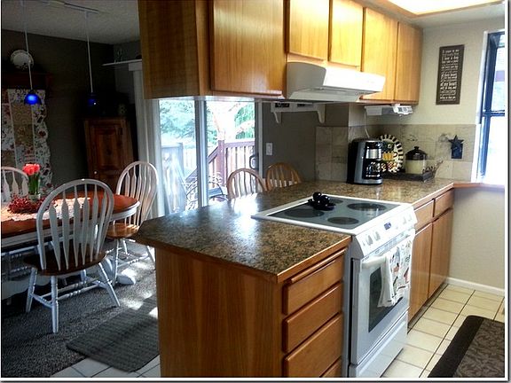 3rd image of 513 Surrey Ct