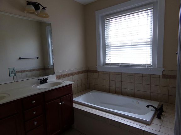 Master bath w/Jacuzzi
