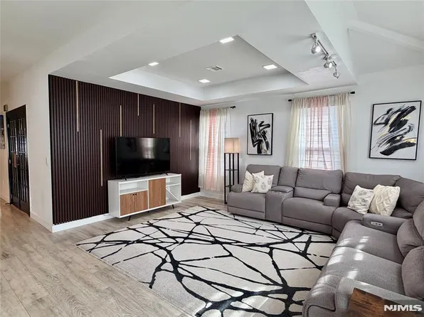 84 Center Ave, Little Falls, NJ 07424