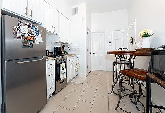 4th image of 231 E 81st St #1C