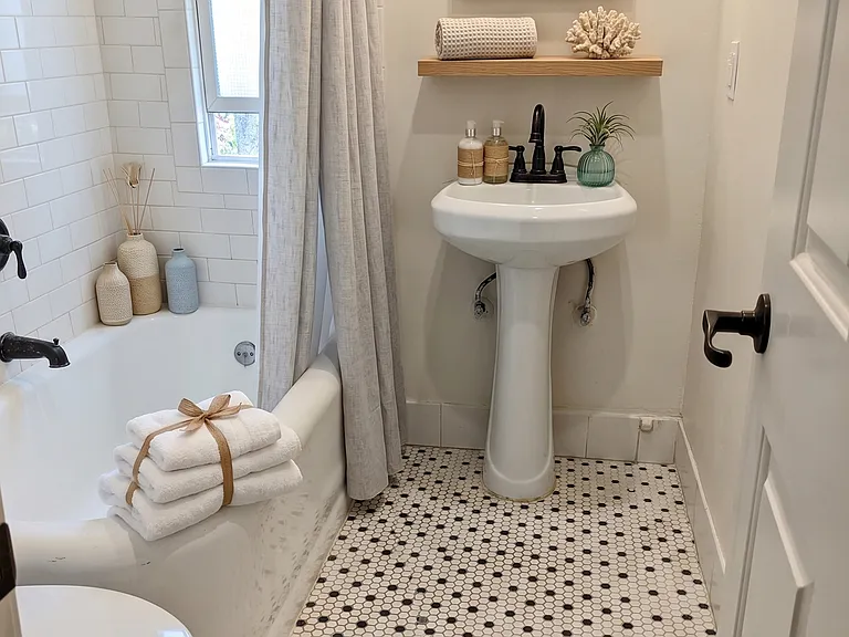 1136 E 3rd St #6 — Photo 3