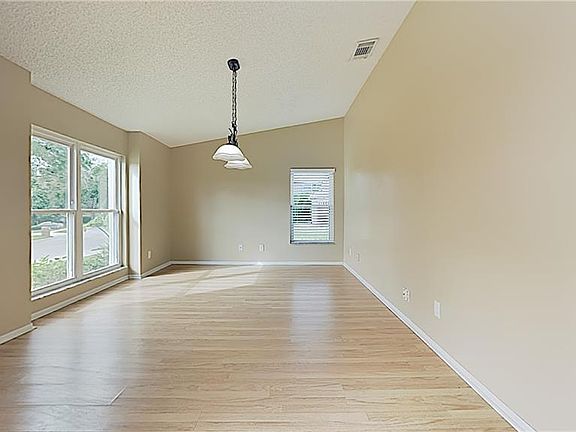3rd image of 913 Bucksaw Pl