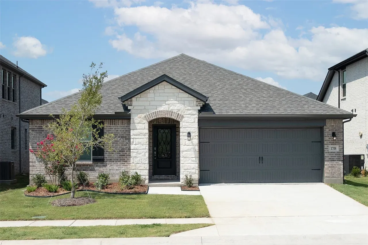 1708 Blackbird Ln — Photo 1