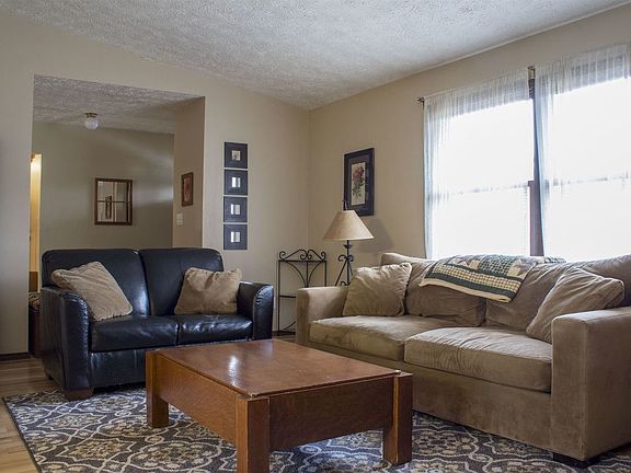 3rd image of 2014 E Greenbriar Ln