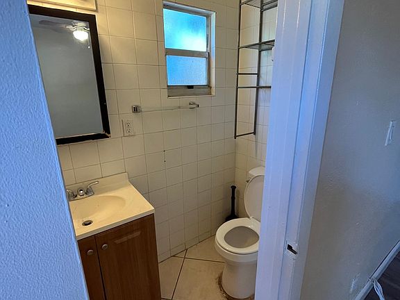 3rd image of 2840 NE 8th Ave #B
