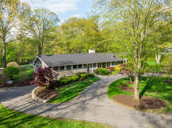 7 Maplecrest Drive, Danbury, CT 06811