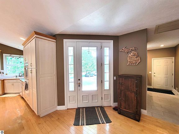 4th image of 5913 Village Dr