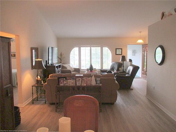 3rd image of 121 Grandview Blvd