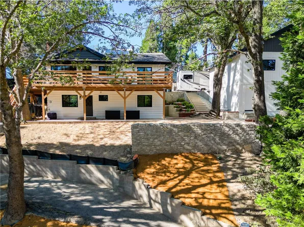 374 Dunant Dr, Crestline, CA 92325