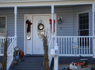 7 Bentley Rd, Plainview, NY 11803