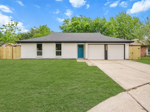 2403 Heather Ridge Ct, Webster, TX 77598