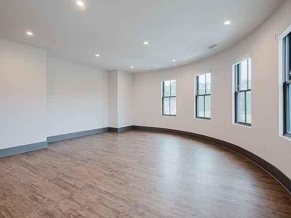 3rd image of 25 Minetta Ln #305