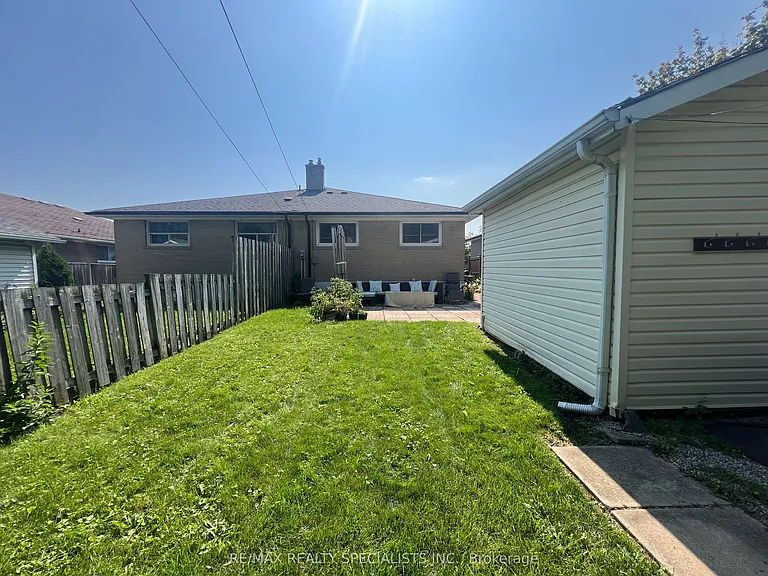 1763 Sandgate Cres #LOWER — Photo 14