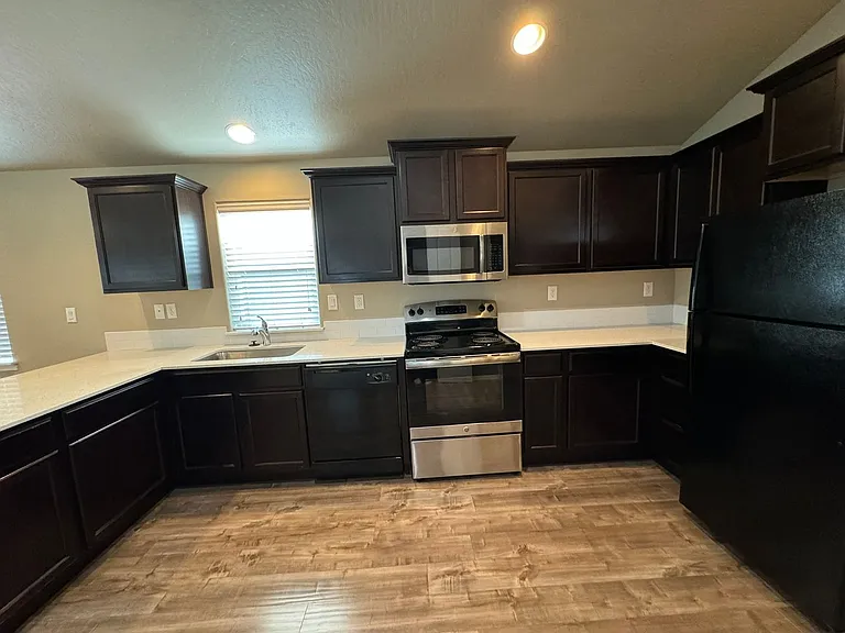 995 N Pacific Hwy #99 — Photo 7