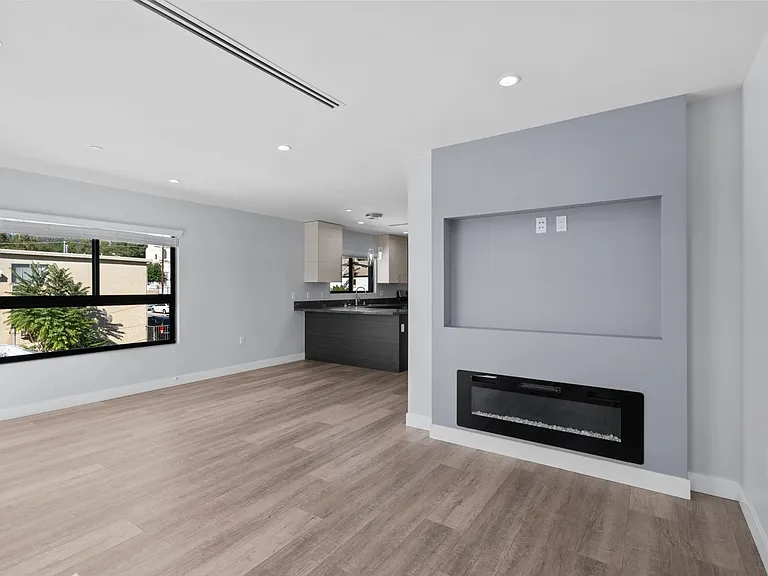 10032 Commerce Ave #4 — Photo 14
