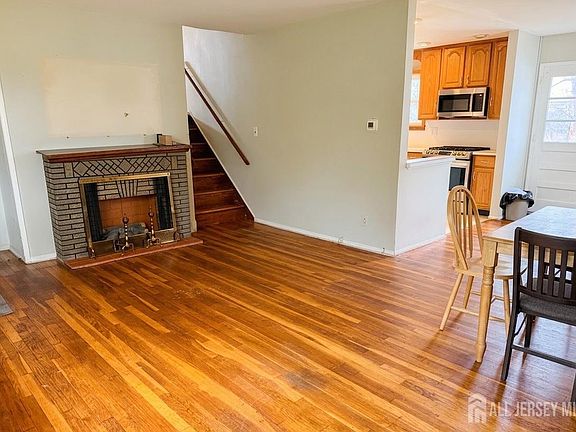 3rd image of 8 Finley Rd