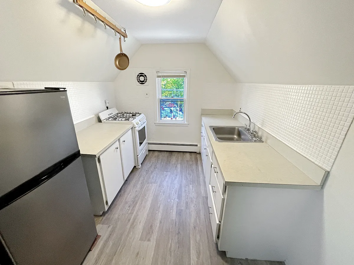 Building Photo - 87 Laurel Rd #5
