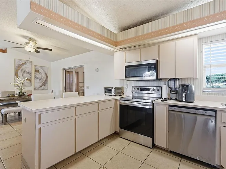 1011 Winifred Way — Photo 10