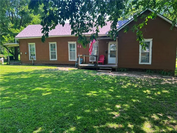 402 E 3rd St, Mound City, MO 64470