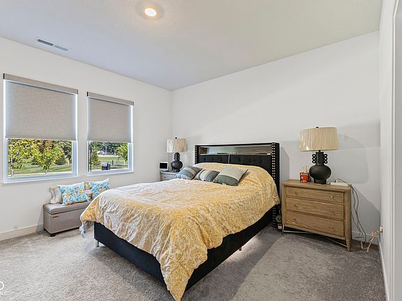 3rd image of 360 Lincoln Cir W