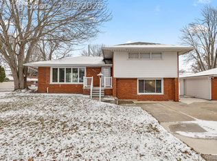 30631 Bayview Dr, Rockwood, MI 48173