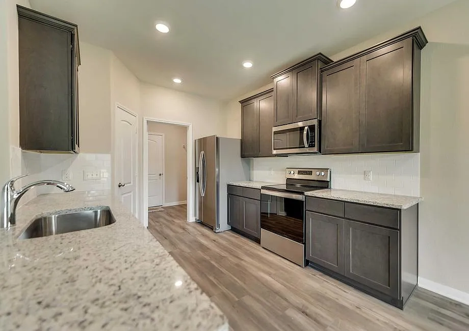 4 bed, 2.5 bath, 2191 sqft, $2,075 — Photo 2