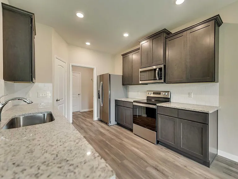 312 Golden Sands Ln — Photo 2