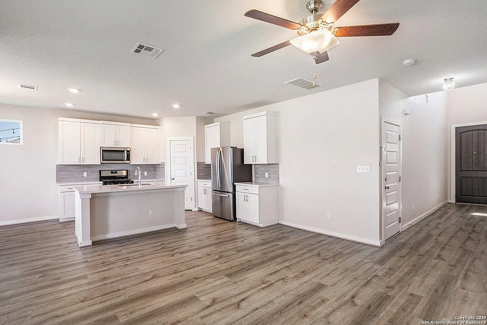 3 bed, 2.5 bath, 1714 sqft, $2,300 — Photo 3