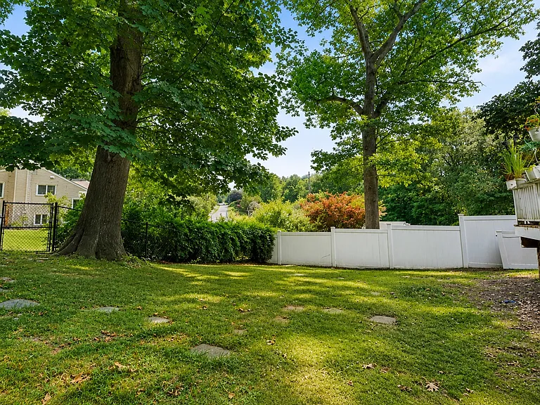 83 Plaskon Dr — Photo 15