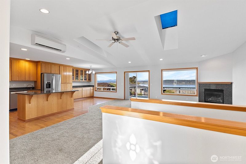 4th image of 2927 Viewmont Place