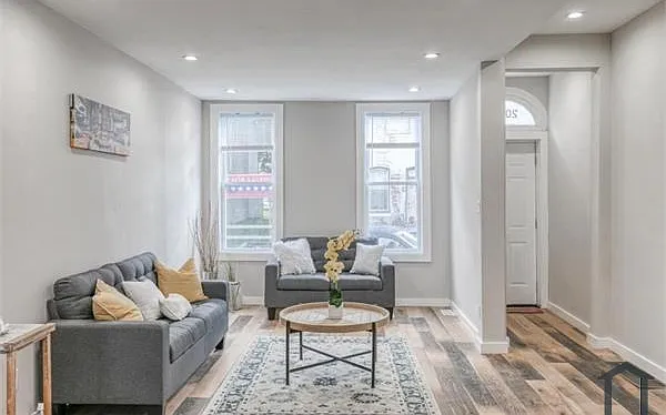 2021 W Oxford St — Photo 1