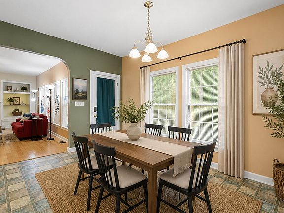 5th image of 104 Wedgemere St