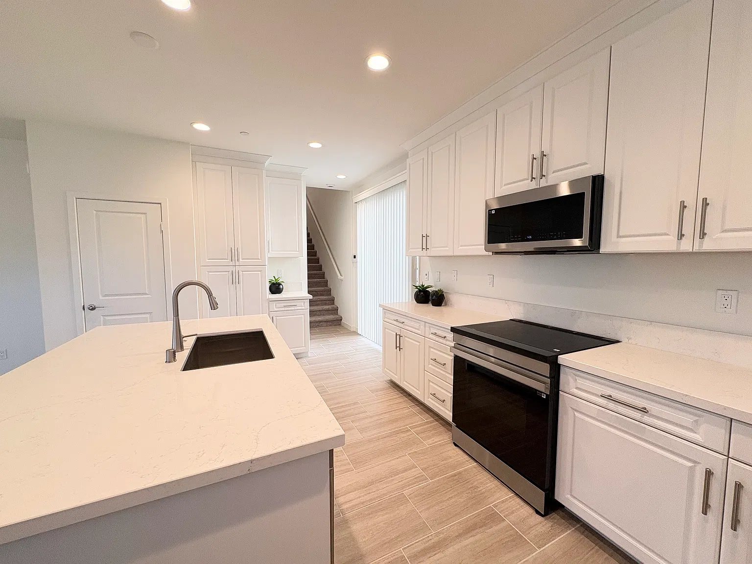 3 bed, 2.5 bath, 1864 sqft, $4,350 — Photo 3