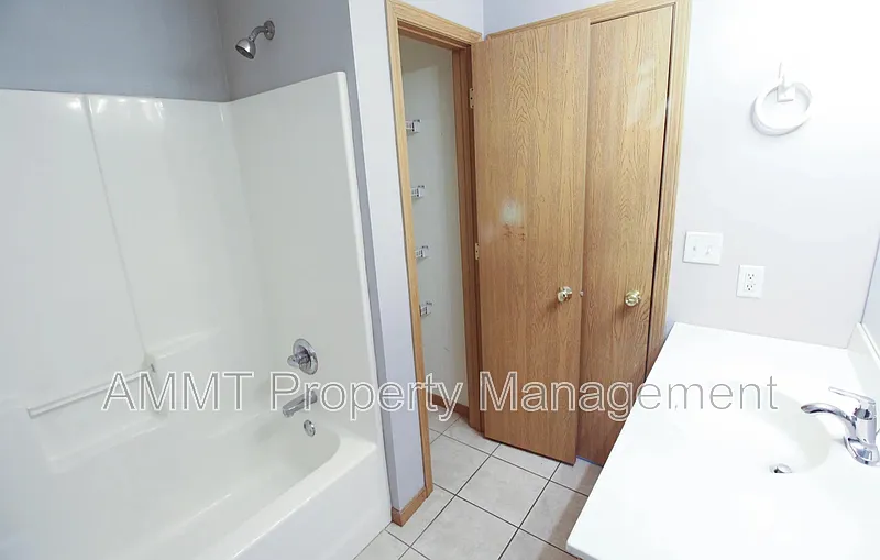 4 bed, 2.0 bath, $2,100 — Photo 3