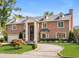 59 Meadow Woods Rd, Great Neck, NY 11020